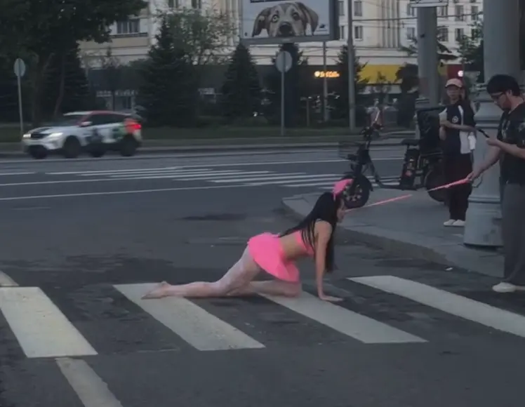 В Москве прохожих шокировал мужчина, выгуливавший девушку на поводке