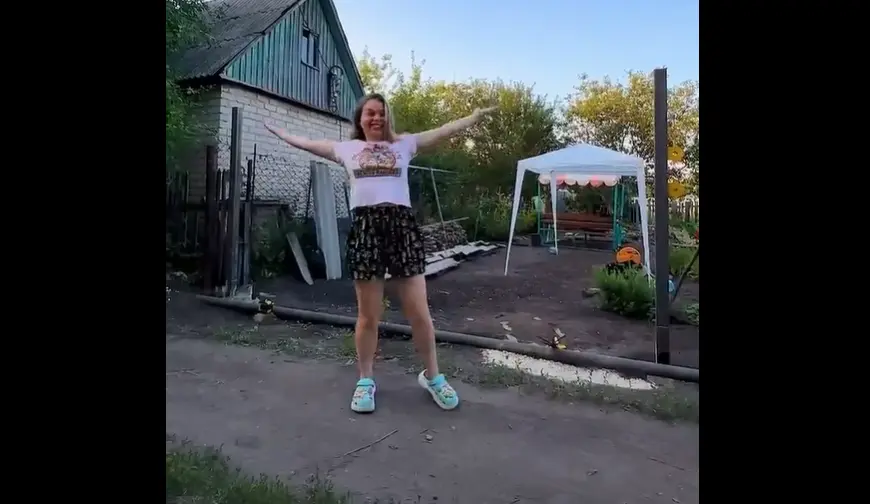 Девушка сама делает ворота