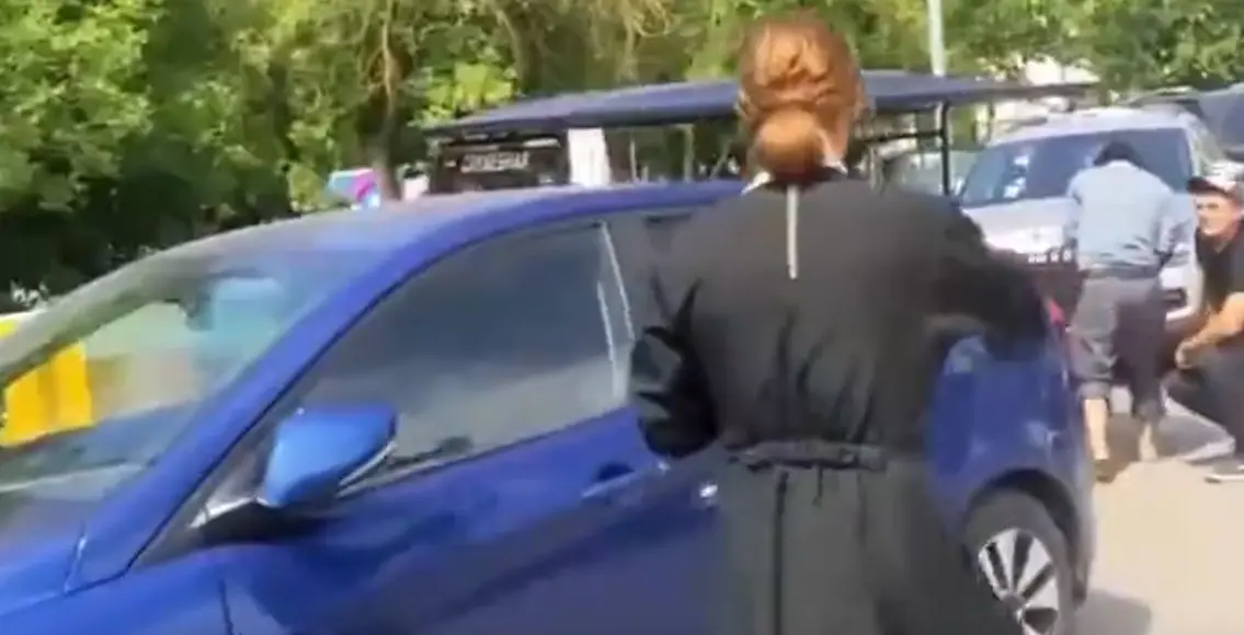 В Москве очередь за бензином на заправке в Отрадном попытались сократить с помощью… святой воды