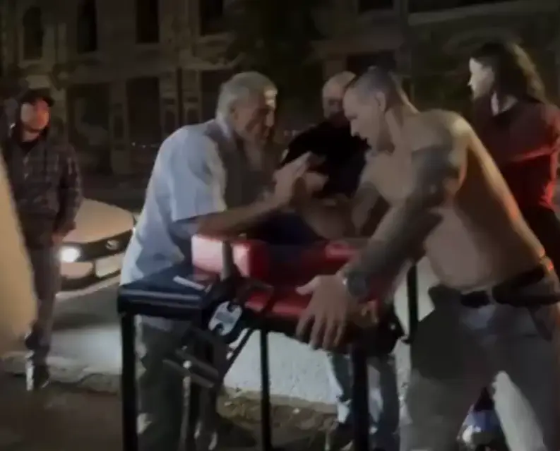 Качок проиграл дедушке в армрестлинге и не смог смириться с поражением