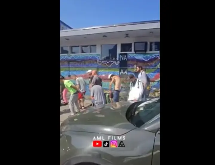 Ни одного мобильного телефона, только люди, наслаждающиеся моментом