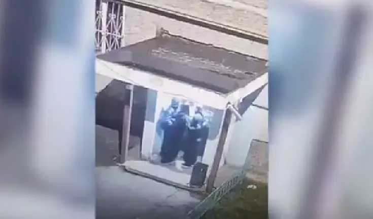 Трое подростков напали на мужика но тот их разобрал как щенков