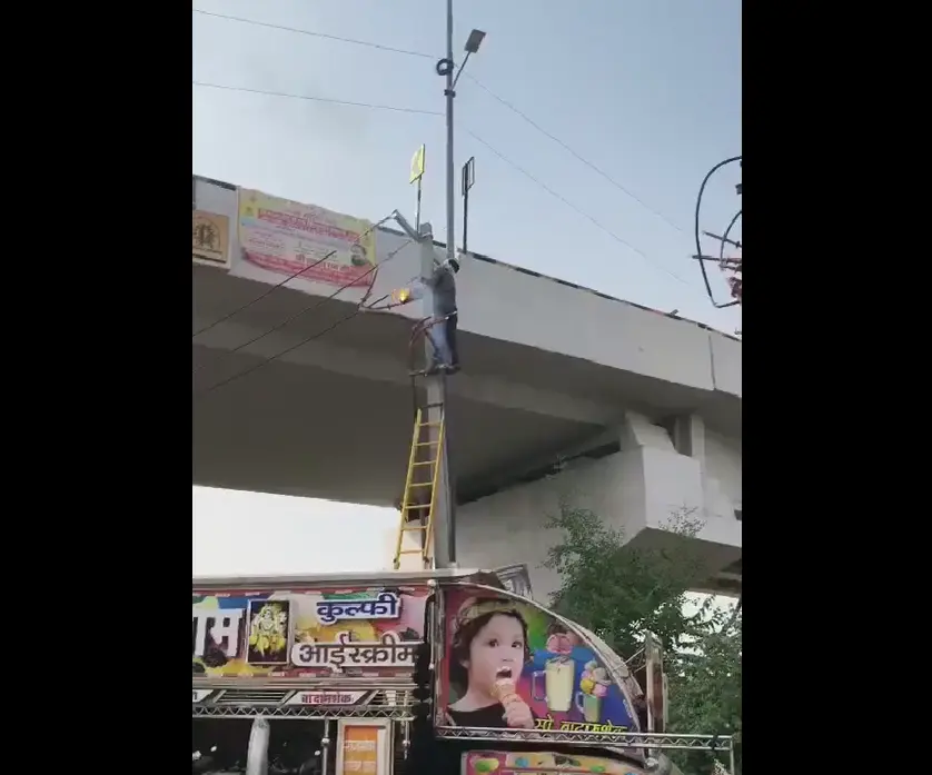 В этой стране всё стабильно. Столб, электрик⁠⁠