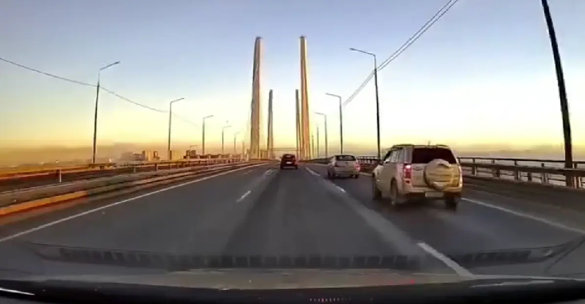 Подморозило мост