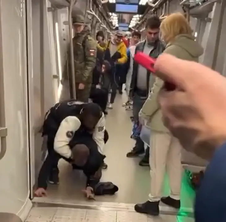 Драка между пассажирами произошла в московском метро